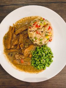 Vegan Roast with Cauliflower Rice Pilaf and Green Peas-01